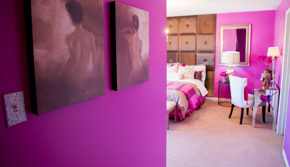 Esempio di una camera degli ospiti bohémian di medie dimensioni con pareti rosa, moquette, nessun camino e pavimento rosa