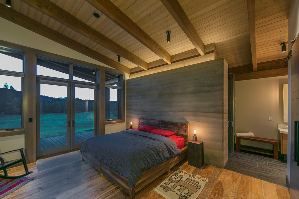 Modern inredning av ett mellanstort sovrum, med bruna väggar, ljust trägolv och brunt golv
