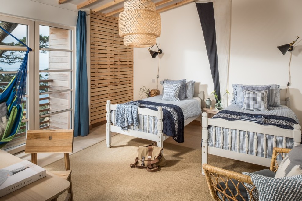 Foto de dormitorio marinero de tamaño medio sin chimenea con paredes blancas y suelo de madera clara