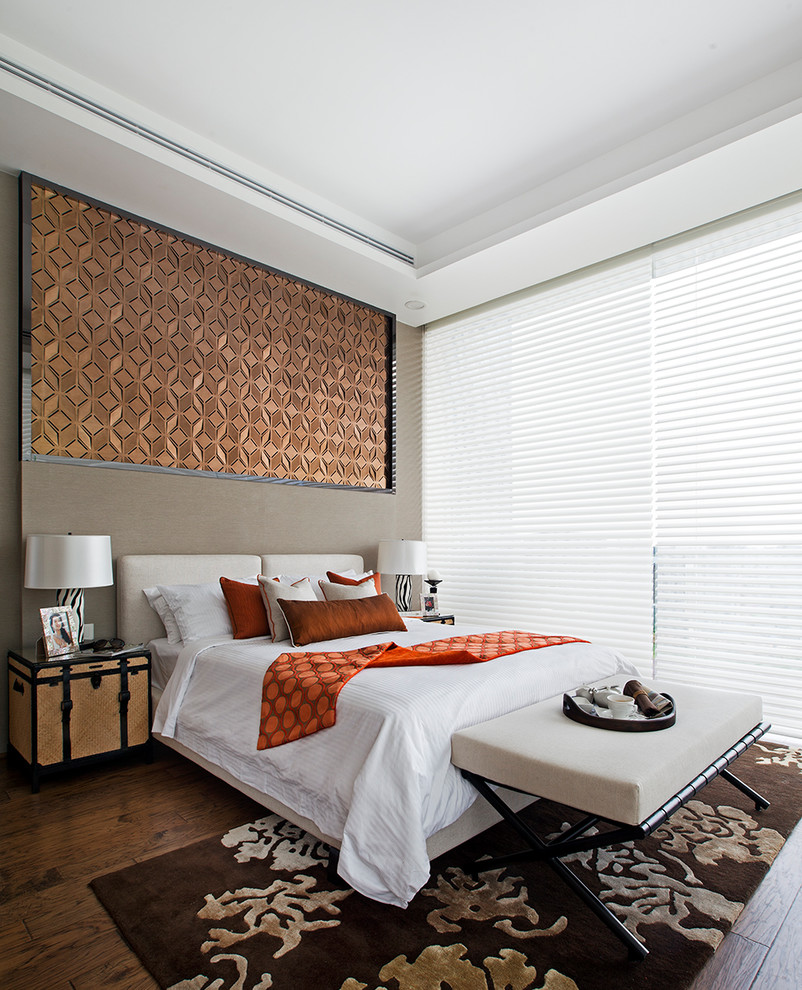 Modernes Schlafzimmer ohne Kamin mit grauer Wandfarbe, dunklem Holzboden und braunem Boden in Bangalore