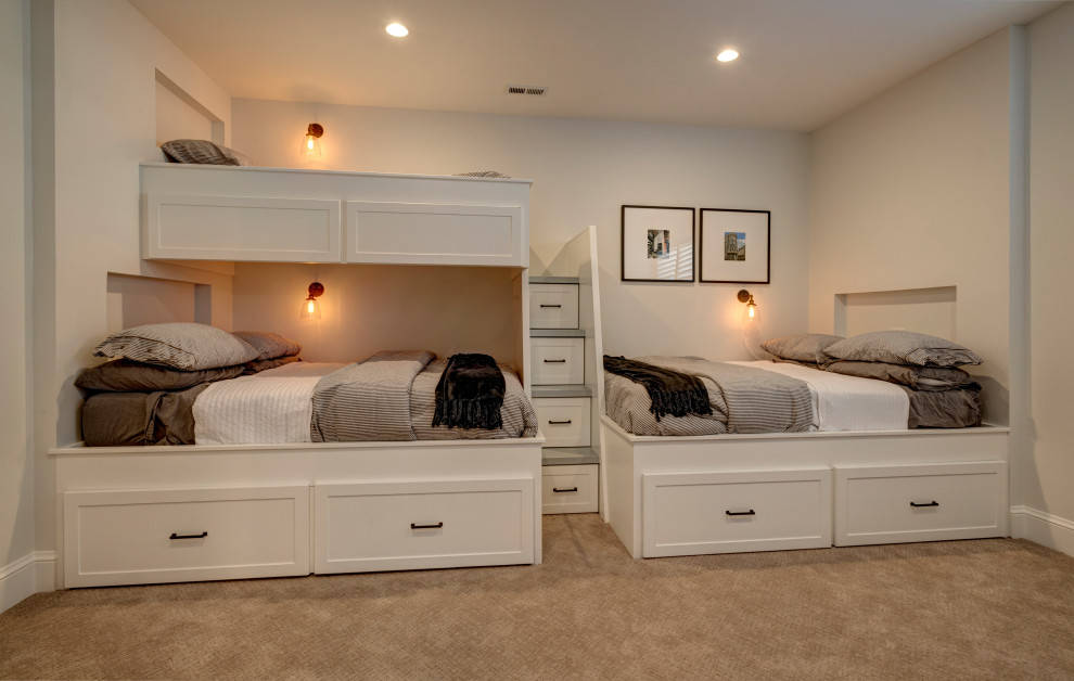 Пример оригинального дизайна: спальня среднего размера на антресоли в стиле ретро с бежевыми стенами, ковровым покрытием и бежевым полом