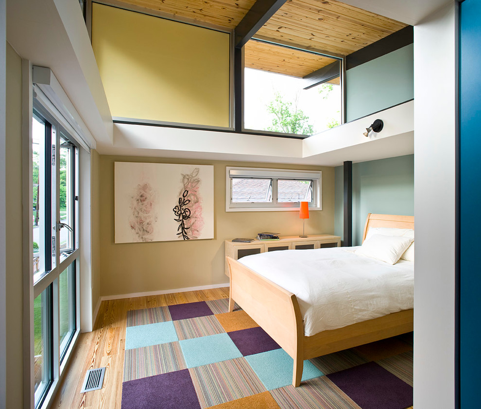 Idee per una camera degli ospiti design di medie dimensioni con pareti blu, pavimento in legno massello medio, pavimento multicolore e nessun camino