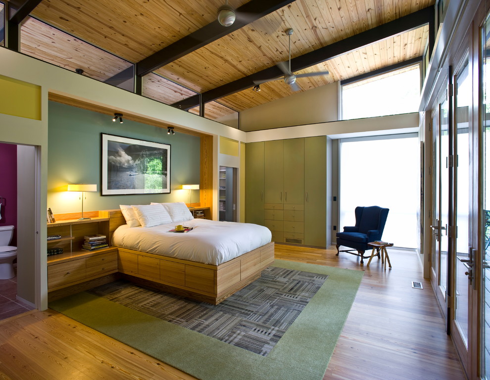 アトランタにあるコンテンポラリースタイルのおしゃれな主寝室 (緑の壁、無垢フローリング)