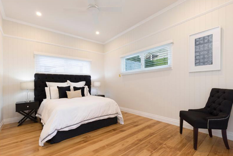 Пример оригинального дизайна: гостевая спальня среднего размера, (комната для гостей) в стиле неоклассика (современная классика) с белыми стенами, светлым паркетным полом и коричневым полом