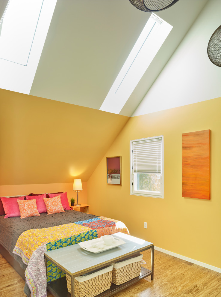 Réalisation d'une chambre design avec un mur jaune et un plafond voûté.