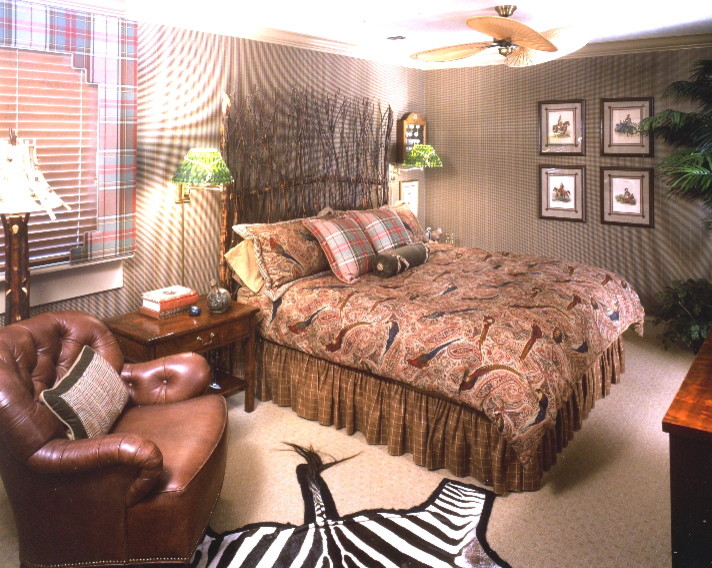 На фото: гостевая спальня среднего размера, (комната для гостей) в стиле фьюжн с бежевыми стенами и светлым паркетным полом