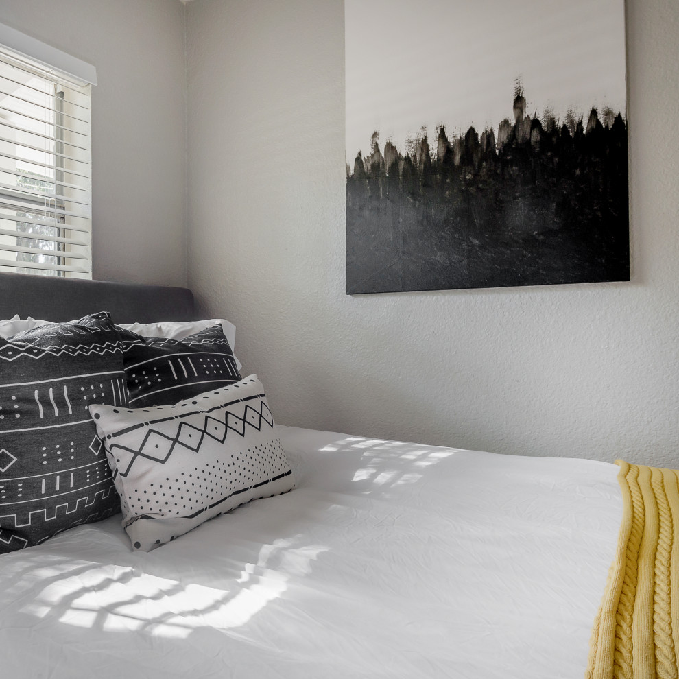 Foto di una piccola camera degli ospiti minimalista con pareti grigie, pavimento con piastrelle in ceramica e pavimento beige