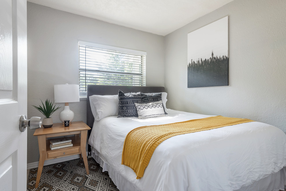 Esempio di una piccola camera degli ospiti moderna con pareti grigie, pavimento con piastrelle in ceramica e pavimento beige