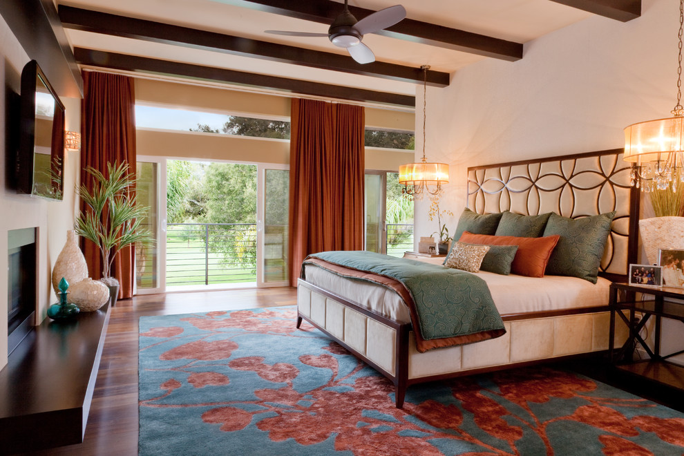 Cette image montre une chambre parentale minimaliste de taille moyenne avec un sol en bois brun, une cheminée ribbon, un manteau de cheminée en pierre et un sol marron.