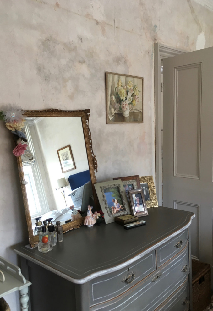 Cette image montre une chambre parentale bohème avec un mur gris, parquet foncé et un sol marron.