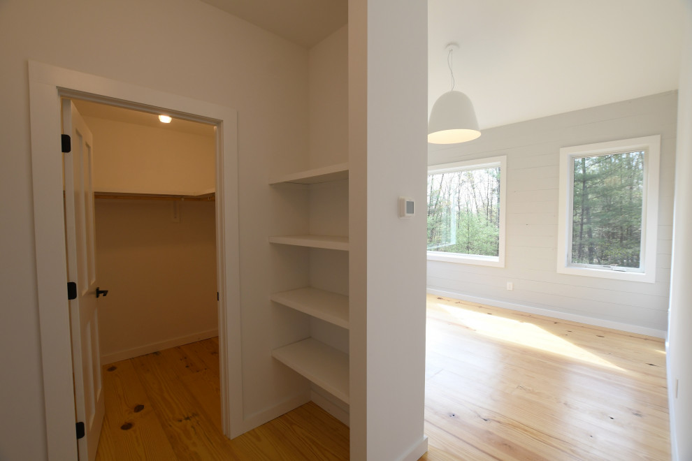 Diseño de dormitorio principal y abovedado vintage de tamaño medio con paredes grises, suelo de madera clara, suelo marrón y machihembrado