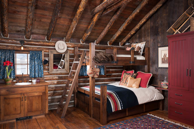 Foto di una piccola camera degli ospiti rustica con pareti marroni e pavimento in legno massello medio