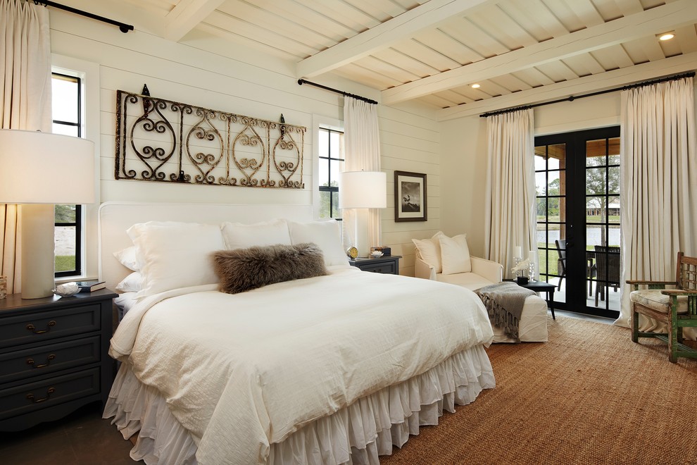 Идея дизайна: спальня в стиле рустика с белыми стенами без камина