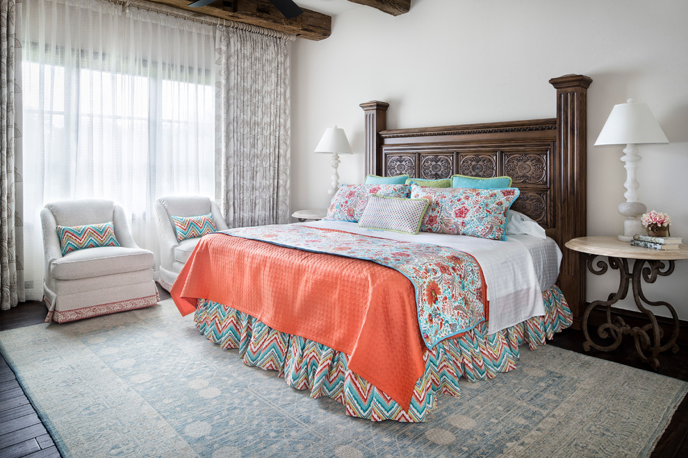 オースティンにある広い地中海スタイルのおしゃれな客用寝室 (白い壁、濃色無垢フローリング) のレイアウト