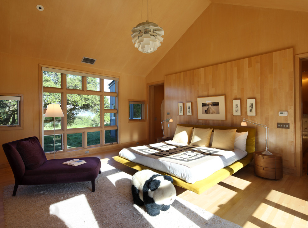 Idee per una camera da letto chic con pavimento in legno massello medio