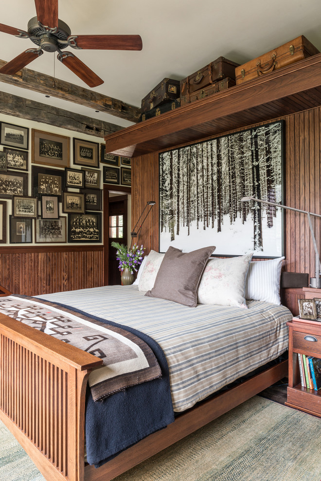 Immagine di una camera da letto stile rurale con pareti marroni, pavimento in legno massello medio e pavimento verde