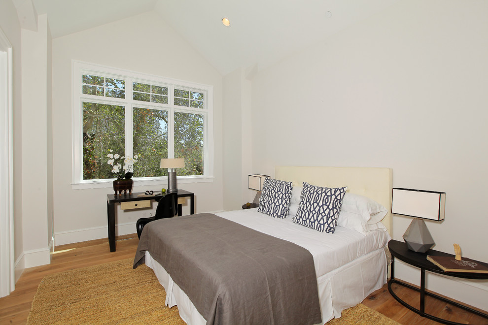 Modernes Schlafzimmer mit weißer Wandfarbe in Los Angeles