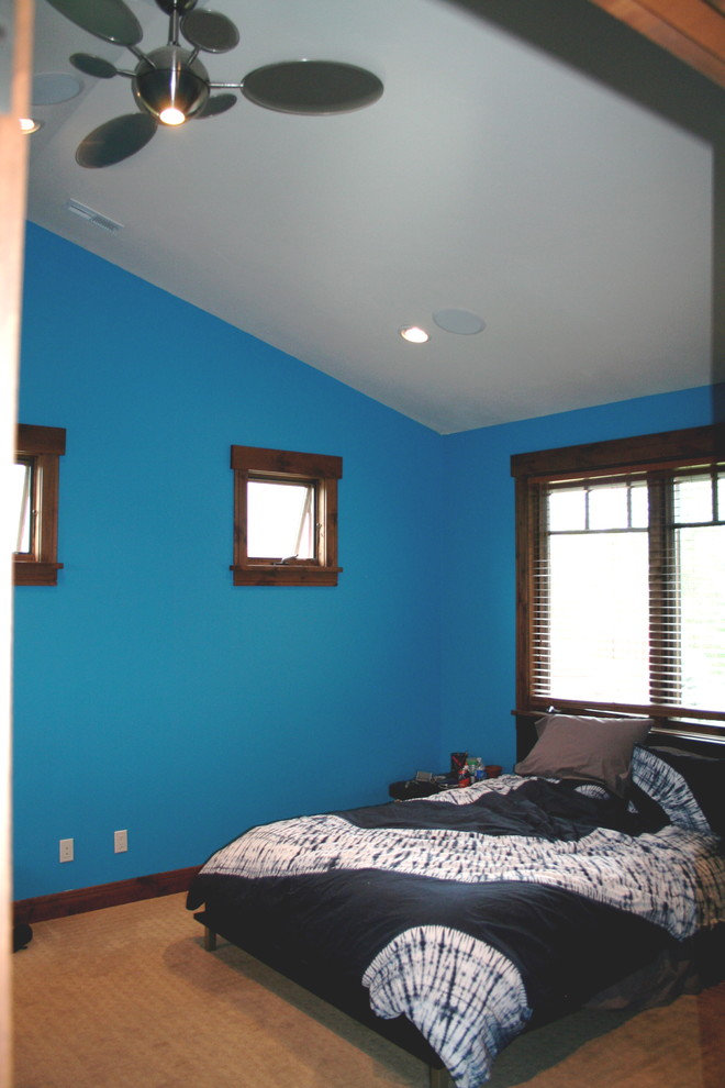 Пример оригинального дизайна: спальня среднего размера в стиле рустика с оранжевыми стенами и ковровым покрытием