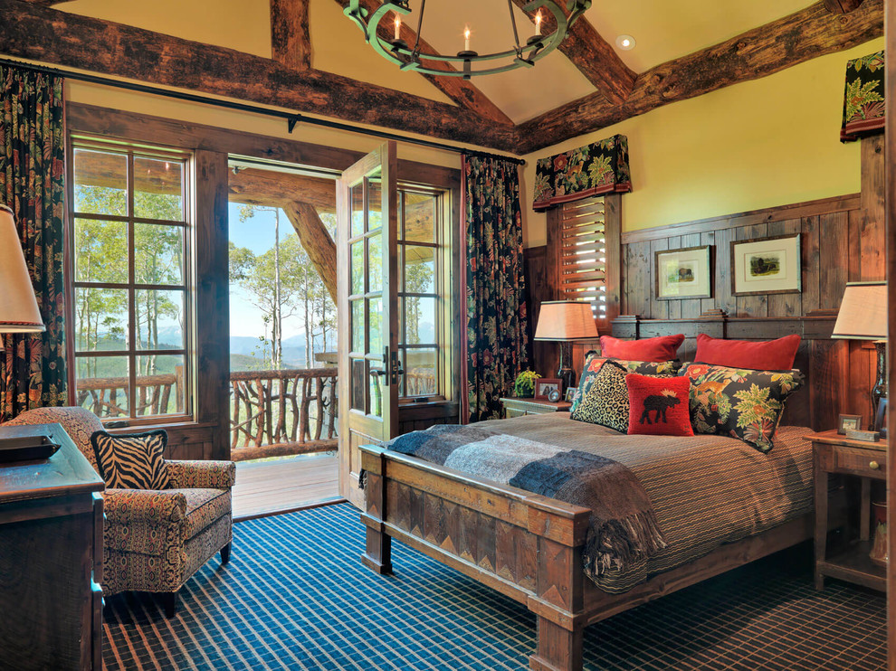 Идея дизайна: гостевая спальня (комната для гостей) в стиле рустика с желтыми стенами, ковровым покрытием и разноцветным полом