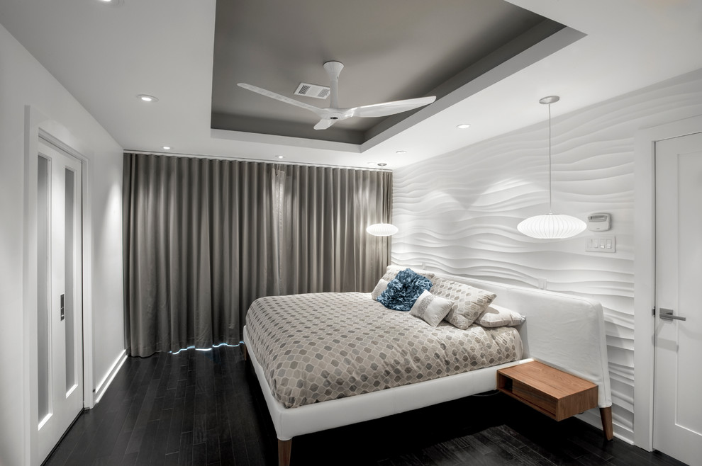 Ispirazione per una camera degli ospiti minimalista di medie dimensioni con pareti bianche, parquet scuro, nessun camino e pavimento marrone