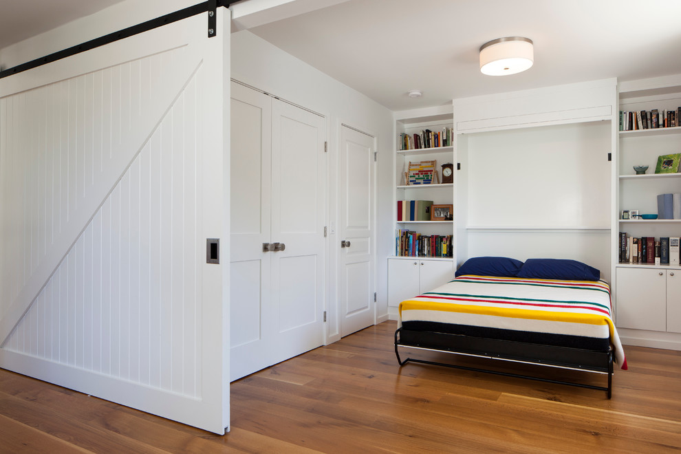 Idées déco pour une chambre contemporaine avec un mur blanc et un sol en bois brun.