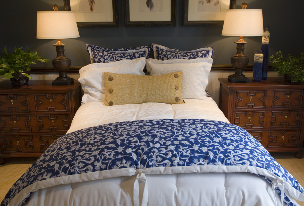 Modelo de dormitorio clásico renovado de tamaño medio con paredes azules y moqueta