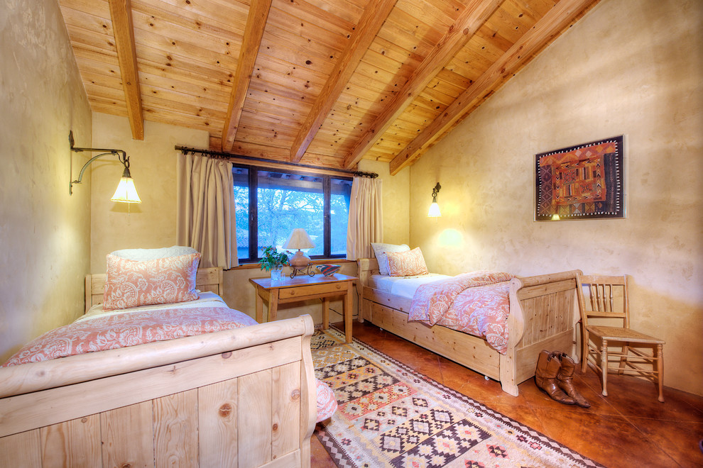 Стильный дизайн: гостевая спальня среднего размера, (комната для гостей) в стиле фьюжн с желтыми стенами и полом из терракотовой плитки - последний тренд