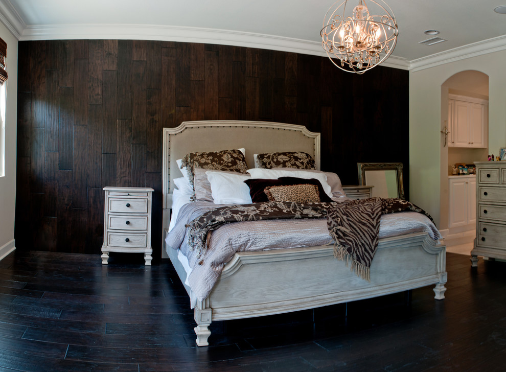 Cette image montre une chambre parentale style shabby chic de taille moyenne avec un mur gris, parquet foncé, aucune cheminée et un sol marron.