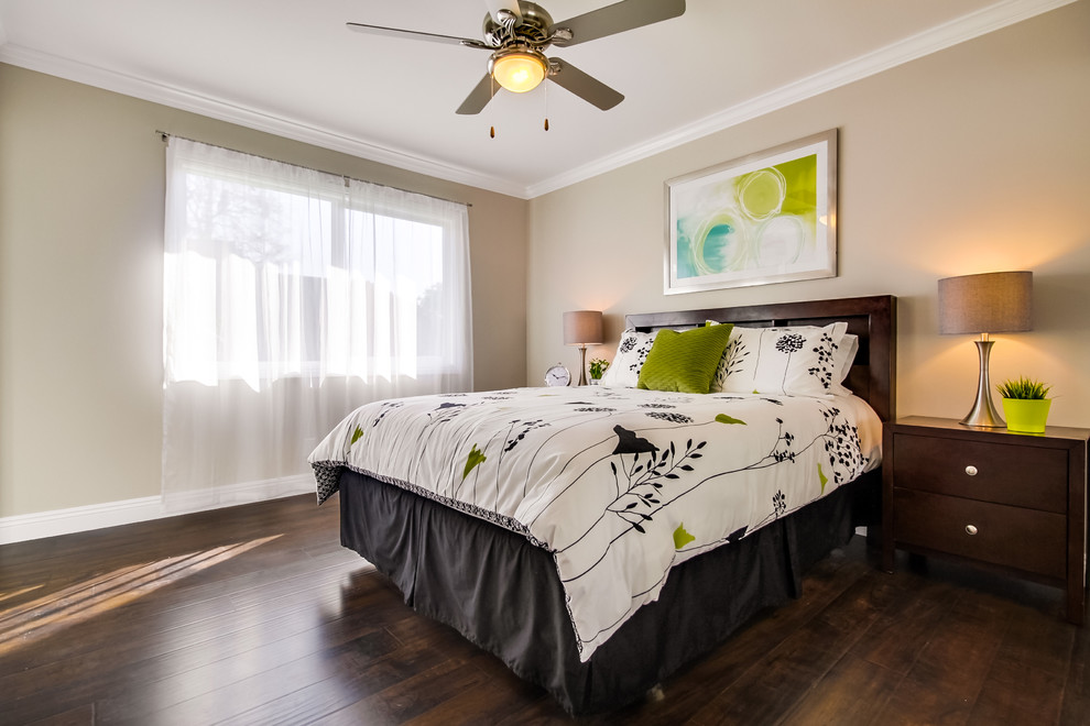 Foto de dormitorio clásico renovado con paredes beige y suelo de madera en tonos medios