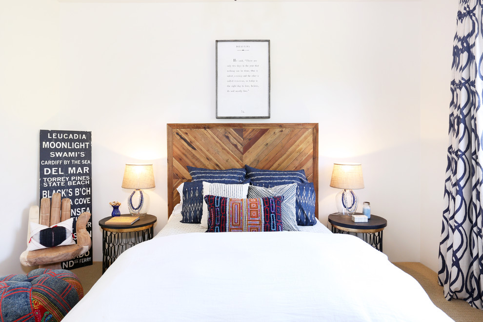 Пример оригинального дизайна: спальня в стиле фьюжн с белыми стенами и ковровым покрытием