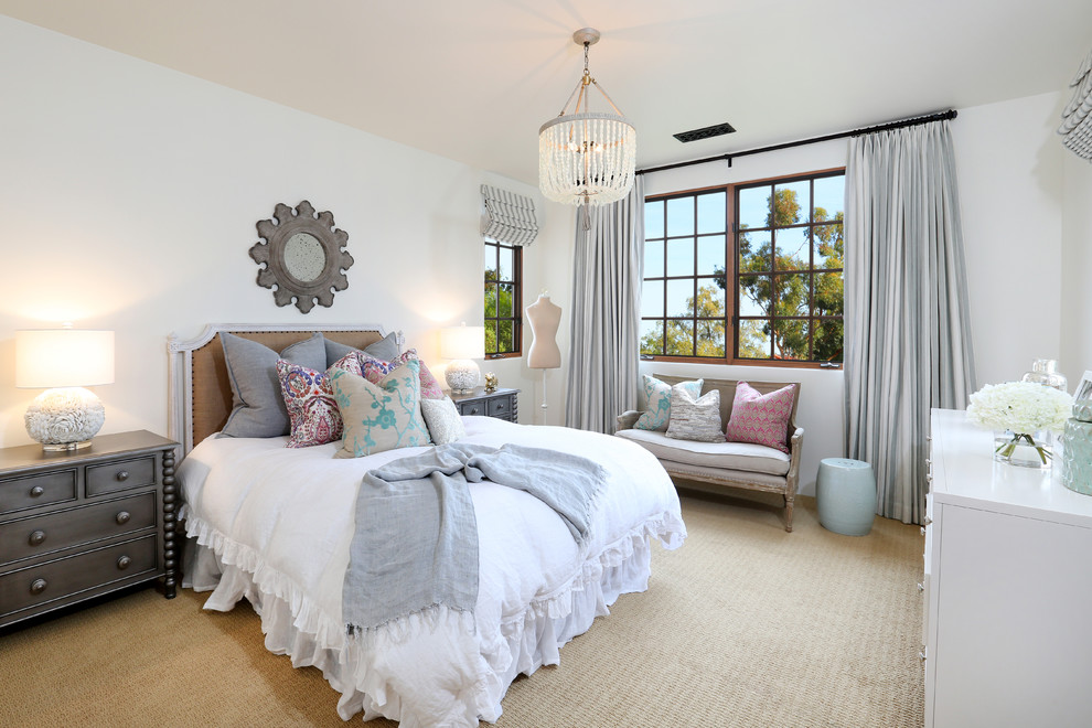Стильный дизайн: спальня в средиземноморском стиле с белыми стенами и ковровым покрытием - последний тренд