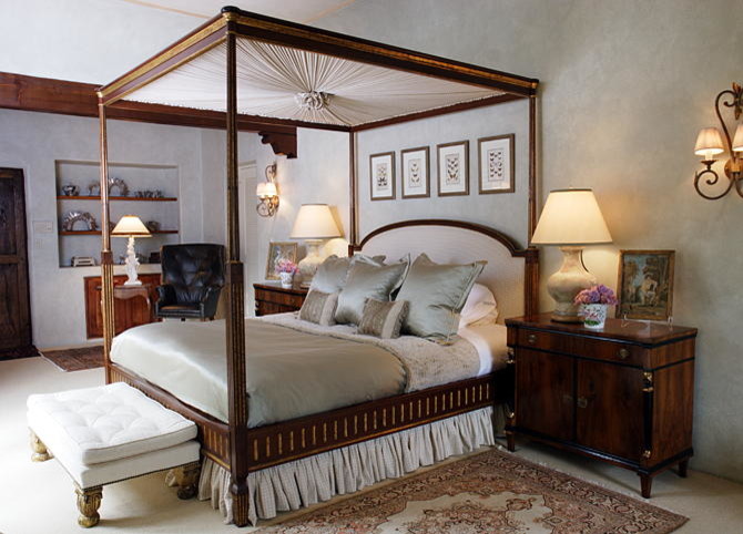 Идея дизайна: хозяйская спальня среднего размера в средиземноморском стиле с синими стенами, ковровым покрытием и бежевым полом без камина