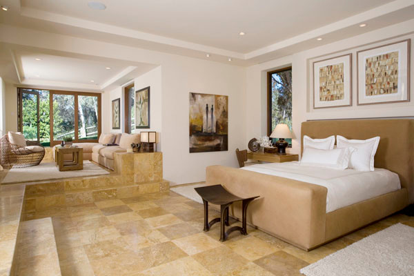 サンディエゴにある広いトラディショナルスタイルのおしゃれな主寝室 (白い壁、トラバーチンの床、暖炉なし、茶色い床) のレイアウト