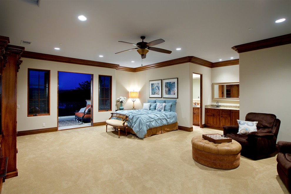 На фото: большая спальня в средиземноморском стиле с синими стенами и ковровым покрытием