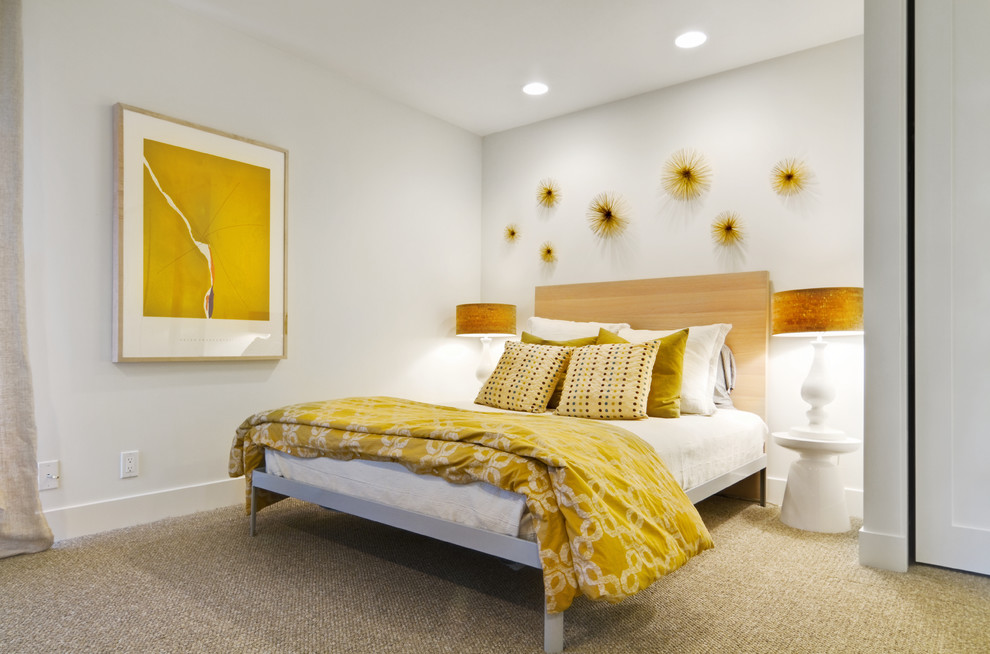 Aménagement d'une chambre grise et jaune contemporaine avec un mur blanc.