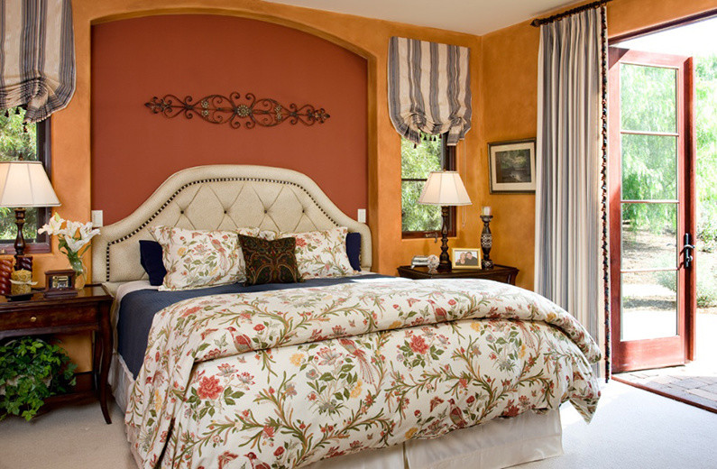 На фото: гостевая спальня среднего размера, (комната для гостей) в средиземноморском стиле с желтыми стенами и ковровым покрытием с