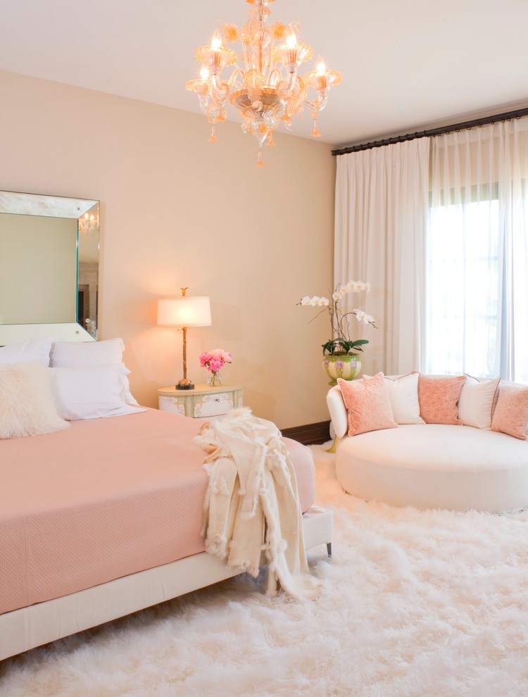 Idéer för ett shabby chic-inspirerat sovrum, med heltäckningsmatta
