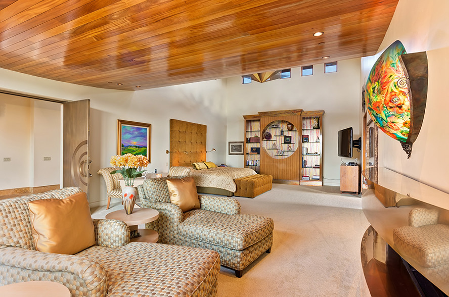 Geräumiges Modernes Hauptschlafzimmer mit beiger Wandfarbe, Teppichboden und Gaskamin in San Diego