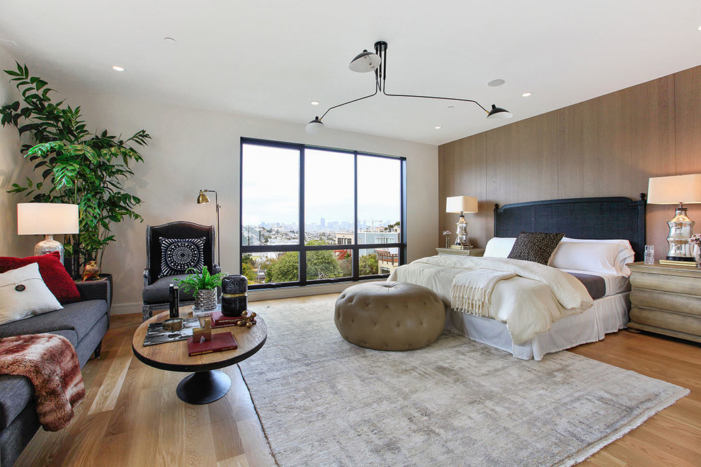 サンフランシスコにある広いコンテンポラリースタイルのおしゃれな主寝室 (白い壁、無垢フローリング、暖炉なし、茶色い床、グレーとブラウン)