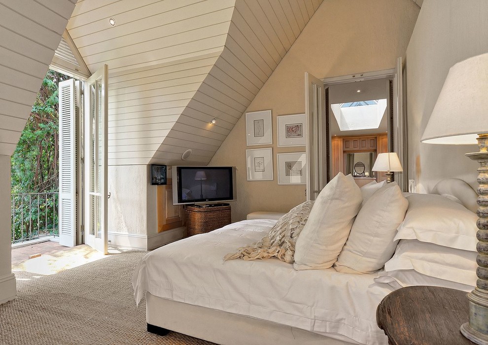 Aménagement d'une chambre avec moquette contemporaine avec un mur beige.