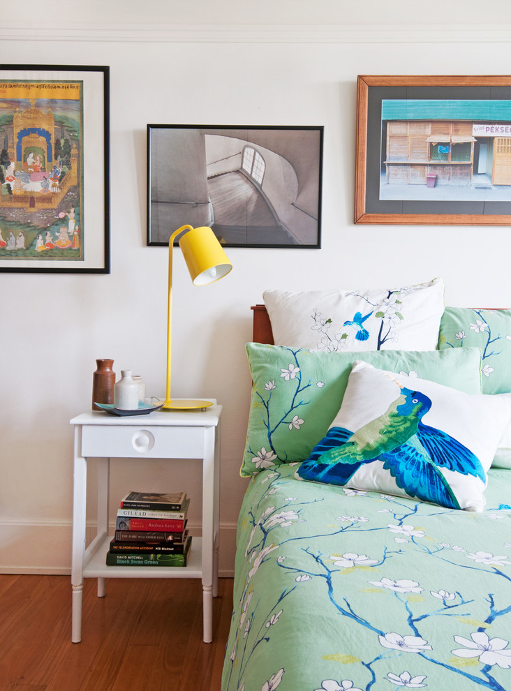 Kleines Stilmix Hauptschlafzimmer mit weißer Wandfarbe und braunem Holzboden in Sydney