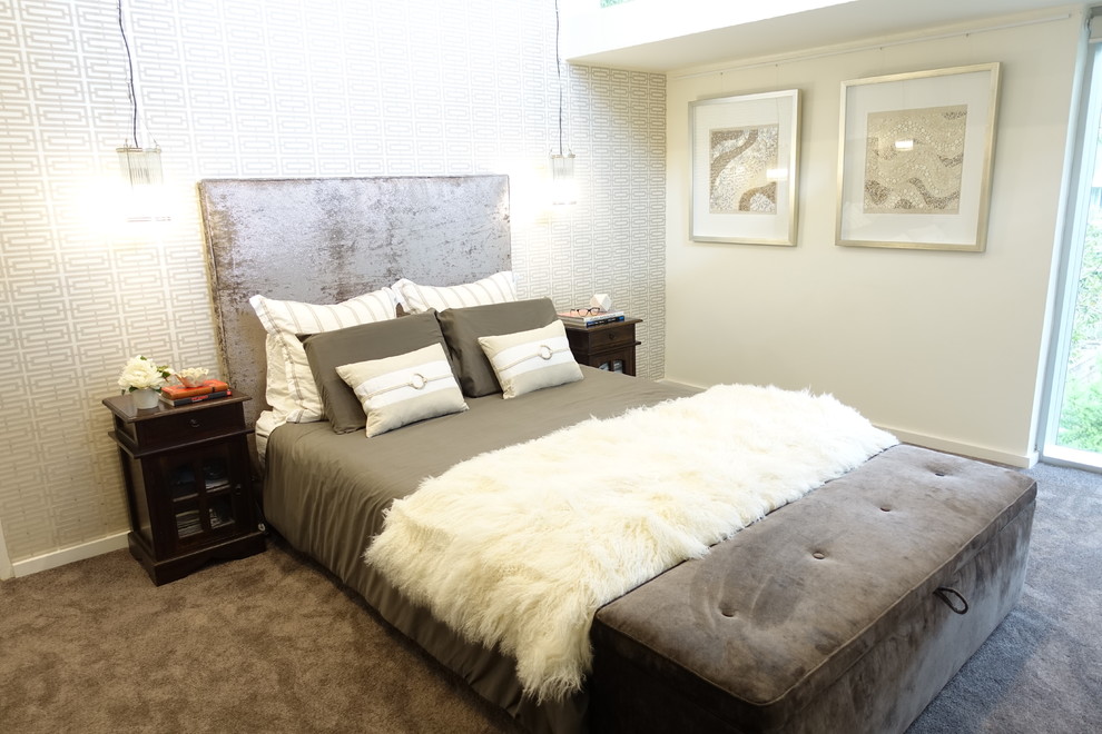 Diseño de dormitorio principal tradicional renovado de tamaño medio con paredes blancas, moqueta y suelo gris