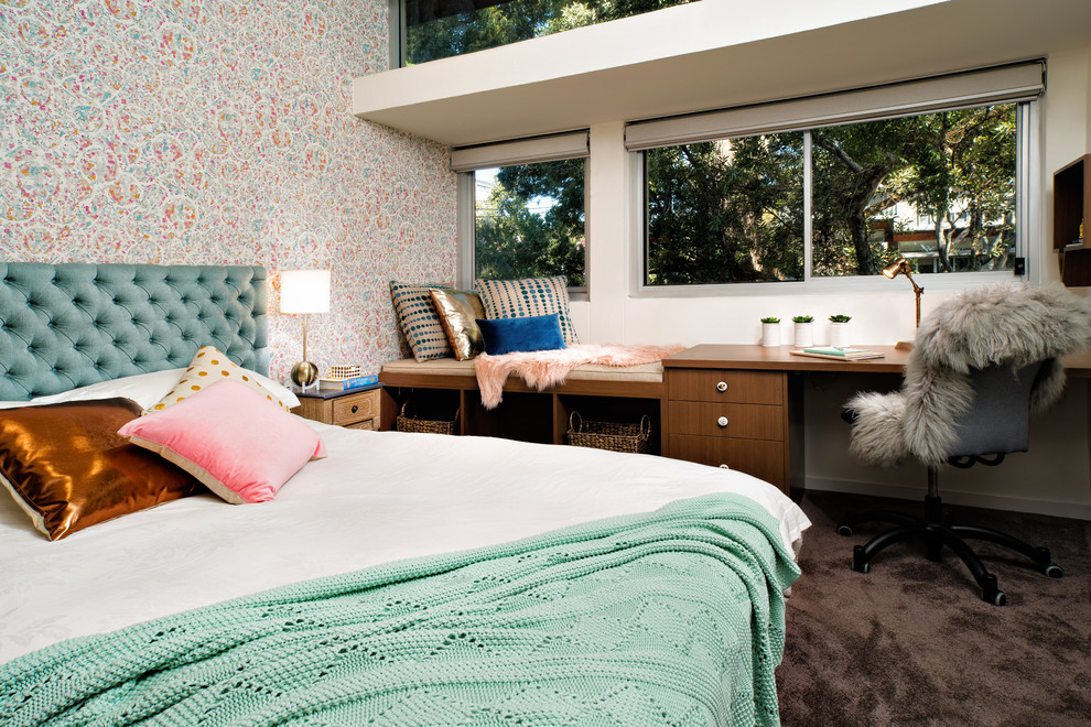Immagine di una camera da letto chic di medie dimensioni con pareti bianche, moquette e nessun camino