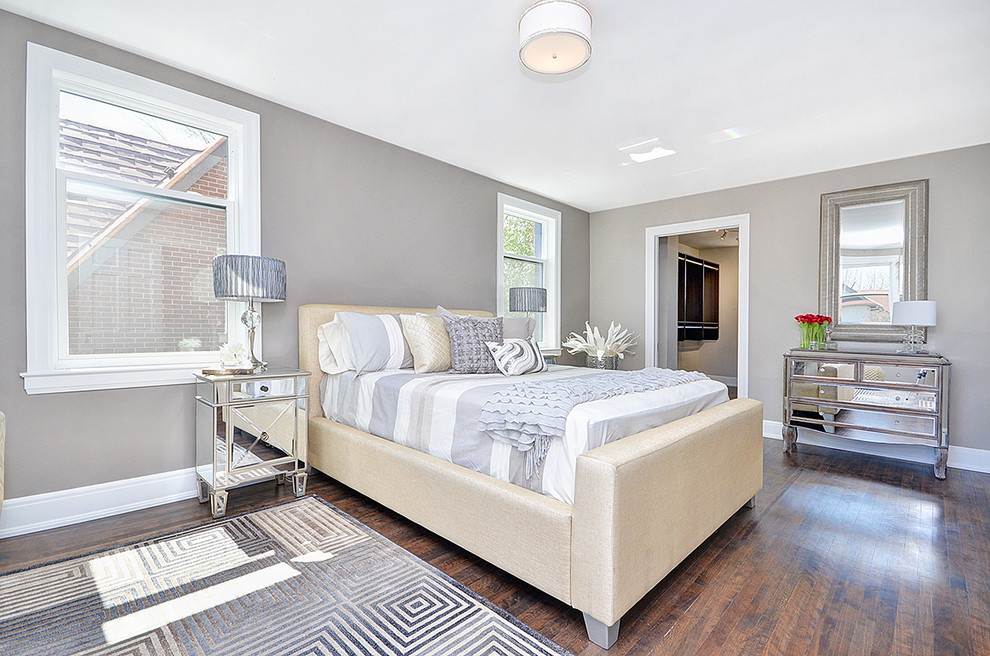 Aménagement d'une chambre parentale contemporaine de taille moyenne avec un mur gris, parquet foncé et un sol marron.