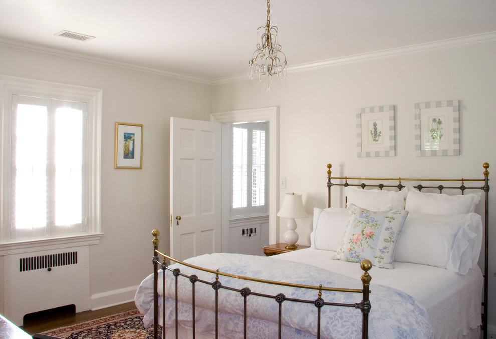 Großes Landhausstil Hauptschlafzimmer ohne Kamin mit weißer Wandfarbe, braunem Holzboden und braunem Boden in Washington, D.C.