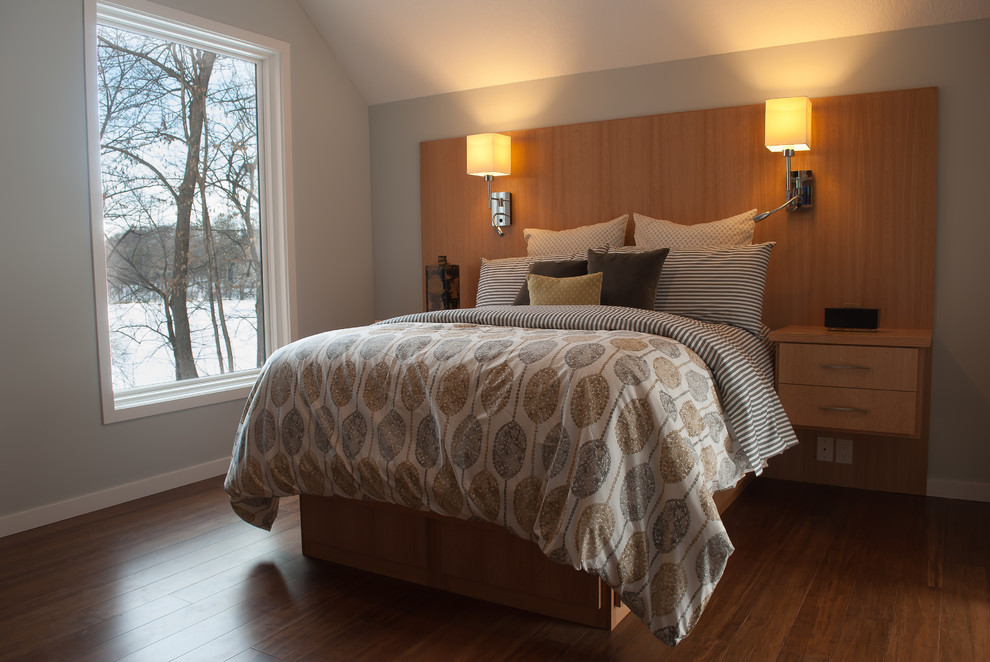 Modelo de dormitorio principal actual pequeño con paredes grises y suelo de bambú