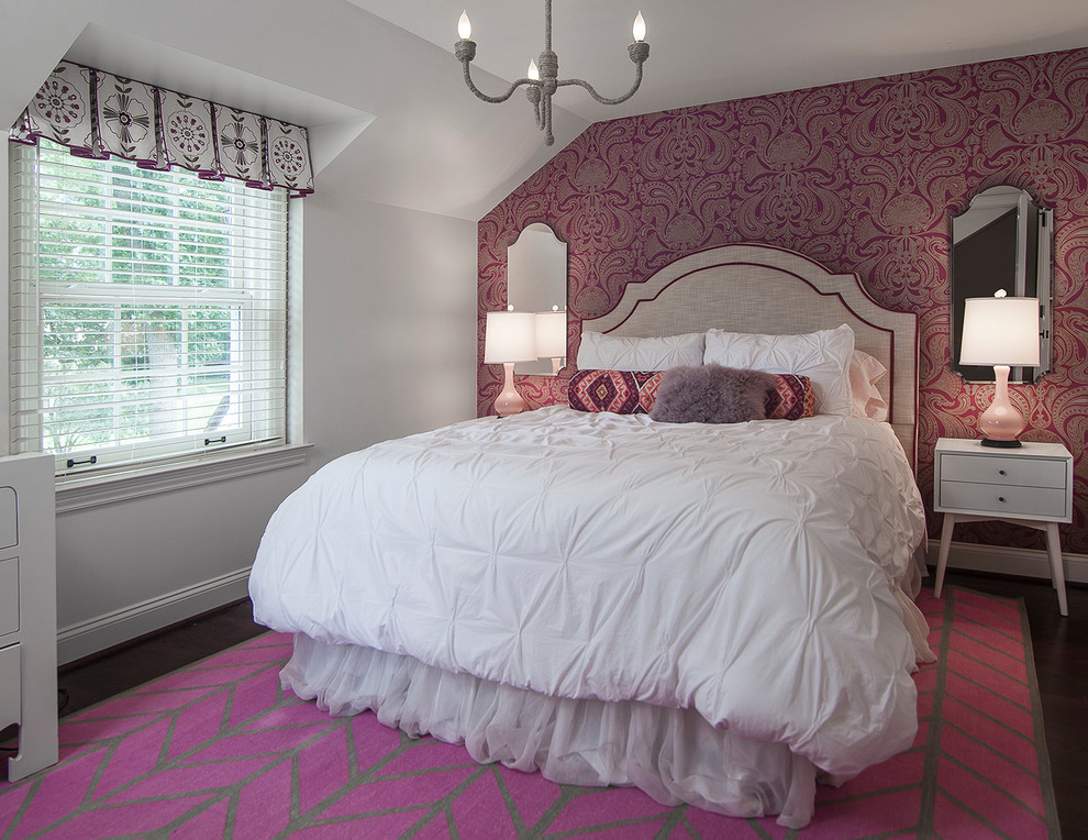 Bild på ett funkis sovrum, med lila väggar