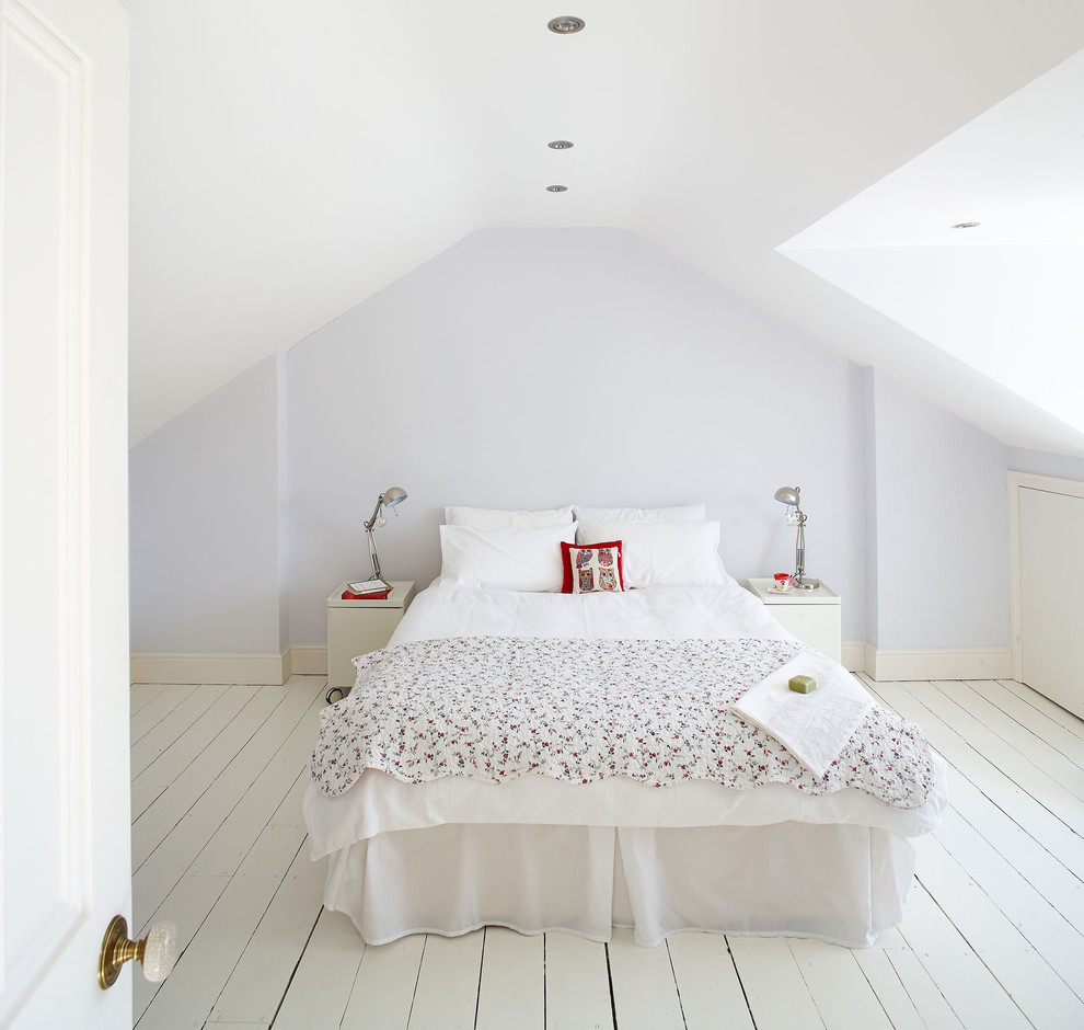 Nordisches Schlafzimmer ohne Kamin mit blauer Wandfarbe, gebeiztem Holzboden und weißem Boden in Dublin