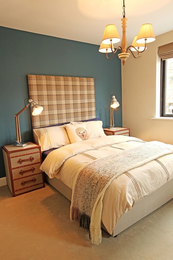 Cette photo montre une chambre avec moquette tendance de taille moyenne avec un mur bleu.