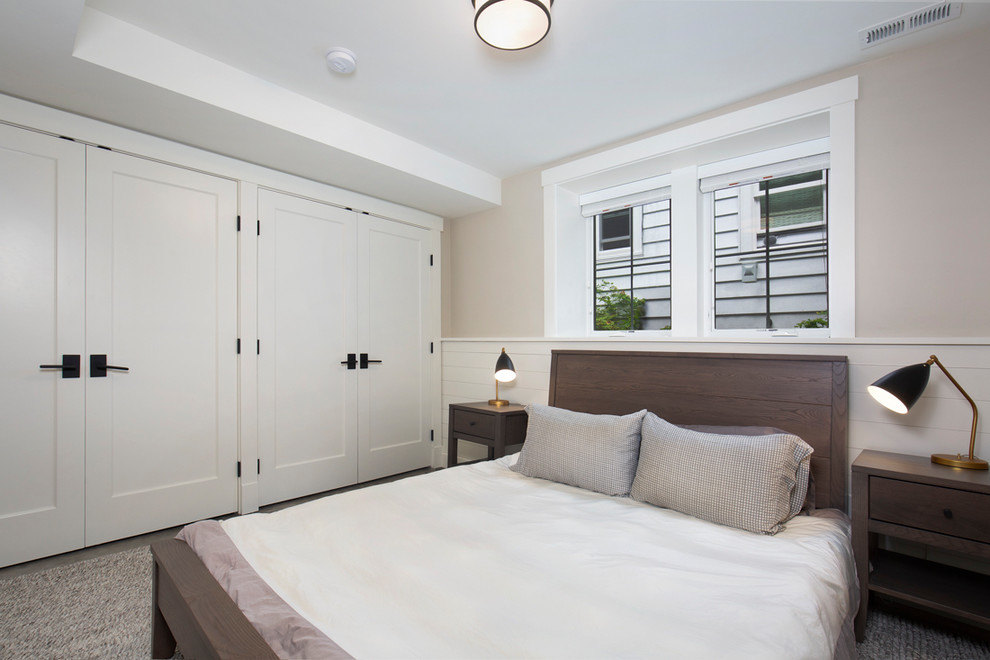 На фото: гостевая спальня среднего размера, (комната для гостей) в стиле кантри с бежевыми стенами, бетонным полом и серым полом с